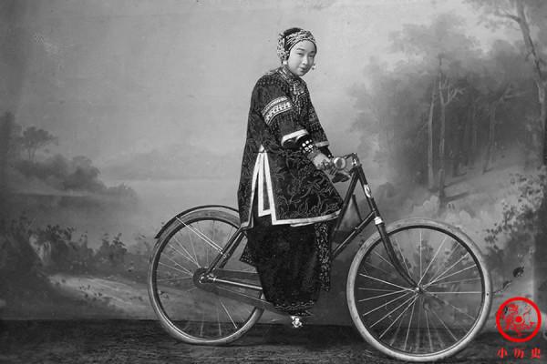 晚清老照片:小腳女子騎腳踏車,9歲陳寅恪與被免職的爺爺合影 晚清老照片:小腳女子騎腳踏車,9歲陳寅恪與被免職的爺爺合影