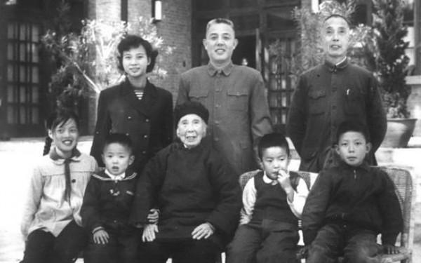 開國上將女兒嫁給貧下中農出身的幹部,上將:真是門當戶對 開國上將女兒嫁給貧下中農出身的幹部,上將:真是門當戶對