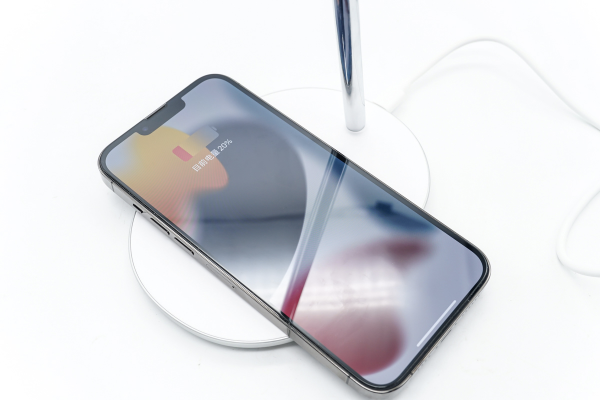 為 AirPods Max 和 AirPods Pro 安個家,邦克仕無線充電支架評測 為 AirPods Max 和 AirPods Pro 安個家,邦克仕無線充電支架評測