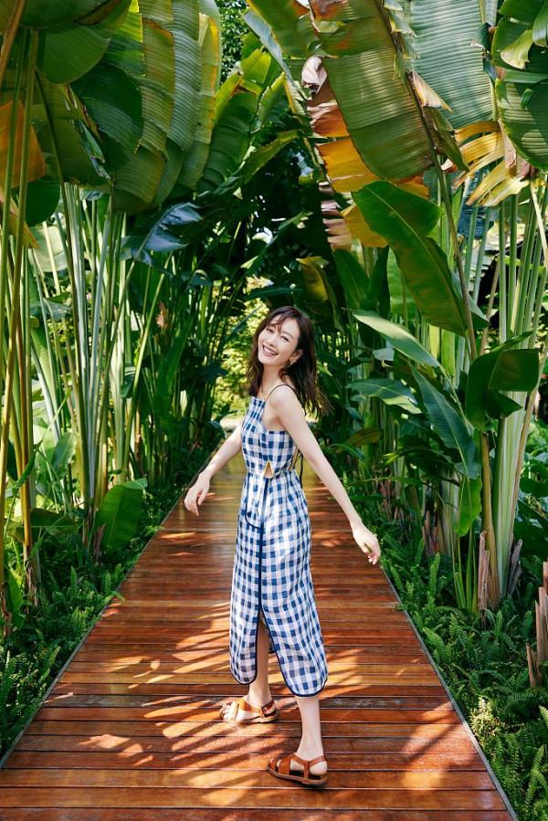 王鷗度假風大片悠閒愜意 穿露背吊帶格裙清新純淨