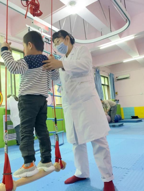 懸吊的幾根紅繩子,讓患病的寶寶在“空中”恢復健康 懸吊的幾根紅繩子,讓患病的寶寶在“空中”恢復健康