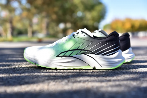 這雙專為柏油路而“生”的跑鞋,它在包裹和耐磨上到底有多香? 這雙專為柏油路而“生”的跑鞋,它在包裹和耐磨上到底有多香?