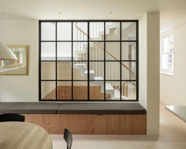 分享一間明亮住宅，僅格子窗與樓梯就圈粉無數，太有品味了