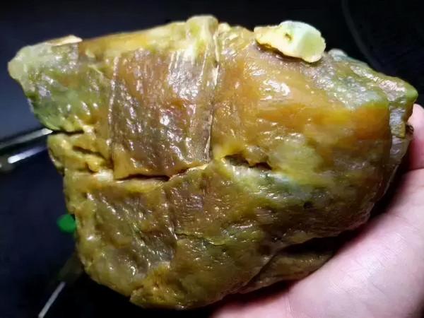 五萬元 拿下的大馬坎翡翠原石,成品堪稱珍品 五萬元 拿下的大馬坎翡翠原石,成品堪稱珍品