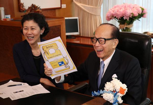 周凱旋：李嘉誠獨寵29年，幫助李嘉誠狂賺千億，她到底有多牛？