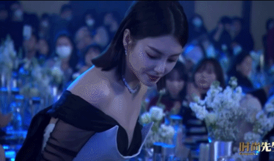 張雨綺榮獲年度美麗女人獎項，網友卻質疑其面部僵硬，疑在恢復期