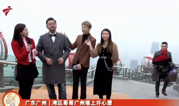 主持人直播時被突然求婚！男友衝入鏡頭手捧鮮花單膝跪地