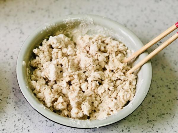 河南名吃烙饃，只要掌握好燙麵技巧，2分鐘出10張，卷菜吃特別香