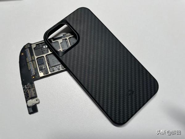 不插線、充滿電，iPhone13 mini全套無線充電體驗分享