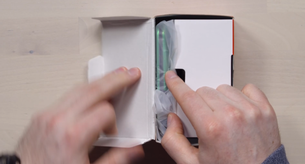 美國小夥斥巨資買中國老年手機，想證明質量不好，測試後連買10臺