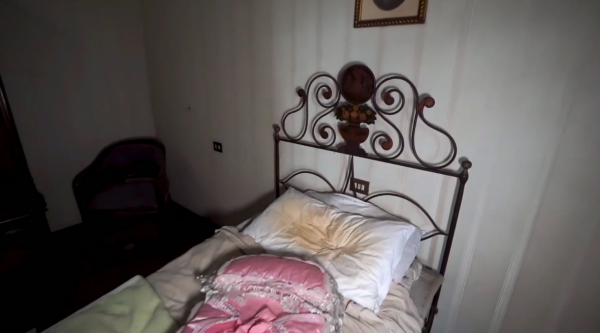 一座古老廢棄的城堡，屋內留下了精美的古董傢俱