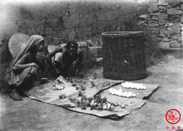 晚清老照片:皇帝敕建牌坊表彰3名節烈婦女,男子擺攤賣小鴨子 晚清老照片:皇帝敕建牌坊表彰3名節烈婦女,男子擺攤賣小鴨子