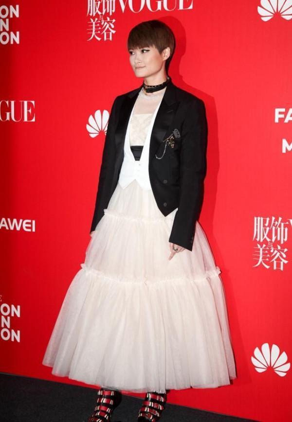 李宇春越來越有氣質了，馬甲西裝疊穿粉裙，俏皮時尚還高階