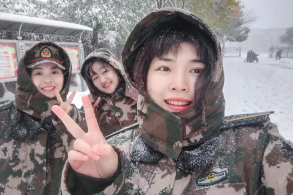 下雪了，快來軍校看女神