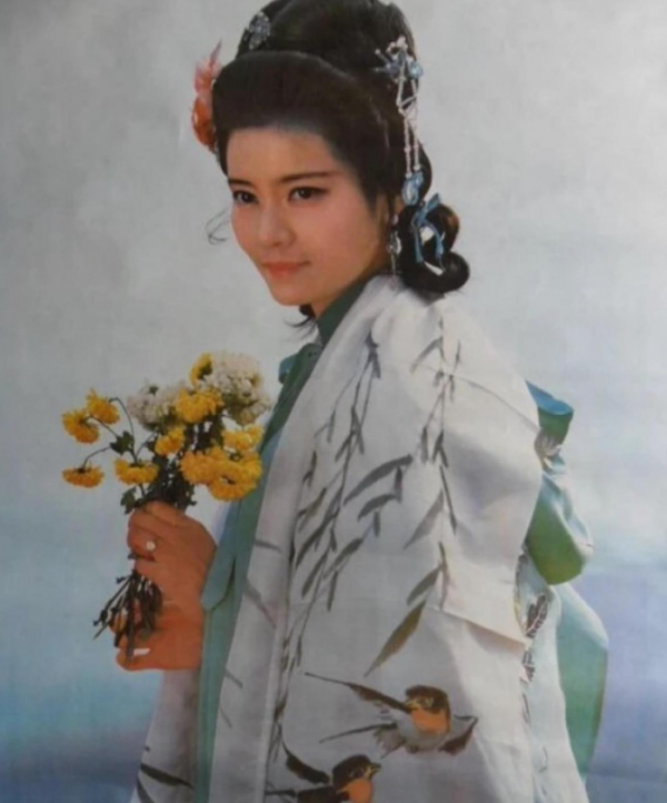 杜十娘死前怒扔百寶箱，並非因為李甲拋棄她，更多的是一種無奈