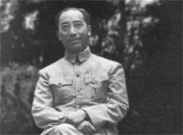 戴笠請50個漢奸吃飯，坐下後，他說：現在公開逮捕名單