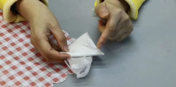 神一樣的塑膠購物袋收納法,再也不怕塑膠袋把家裡弄得亂糟糟 神一樣的塑膠購物袋收納法,再也不怕塑膠袋把家裡弄得亂糟糟