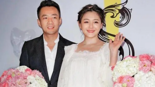 大S離婚後首露面,與朋友聚餐慶祝,緊摟男化妝師合影引熱議 大S離婚後首露面,與朋友聚餐慶祝,緊摟男化妝師合影引熱議