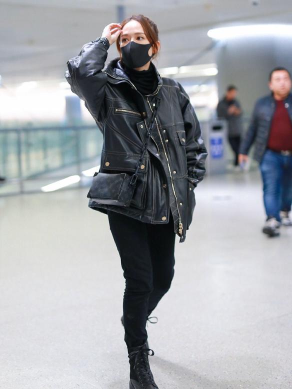 40歲的陳喬恩越來越美了,穿黃色大衣配牛仔褲,像20歲少女一般 40歲的陳喬恩越來越美了,穿黃色大衣配牛仔褲,像20歲少女一般