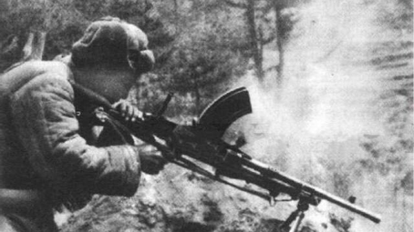 志願軍中“霍去病”，18歲小將鏖戰900美軍！家鄉立碑！祭者不絕