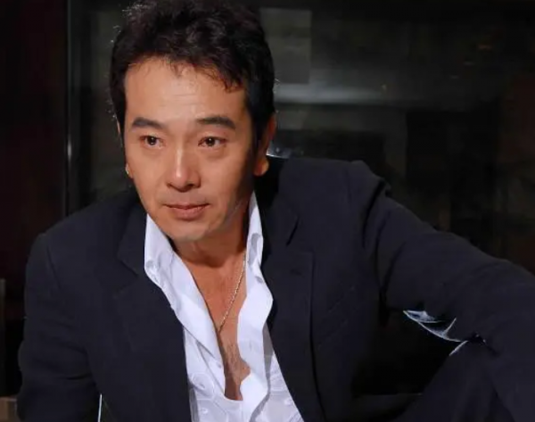 翁虹夫婦參加聚會,萬梓良前妻攜女兒現身,愛女開6間餐廳收入高 翁虹夫婦參加聚會,萬梓良前妻攜女兒現身,愛女開6間餐廳收入高