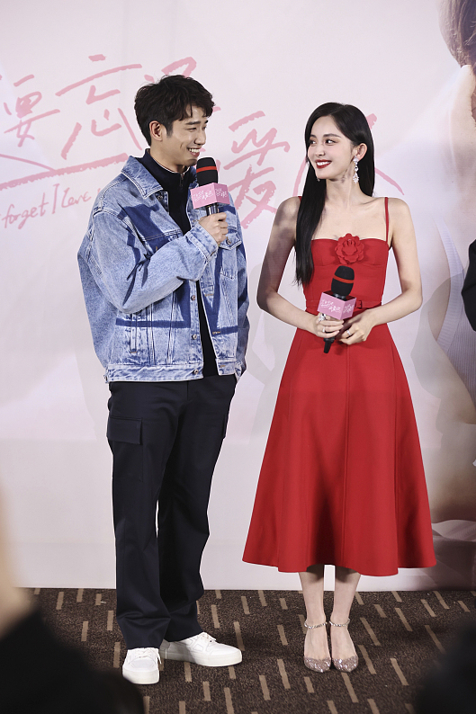 真替女明星捏把汗，娜紮在大冷天穿吊帶裙出席活動，看著都挺冷的