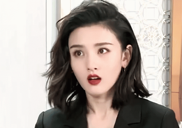 明明男帥女美,怎麼一開美顏就成了外星人? 明明男帥女美,怎麼一開美顏就成了外星人?