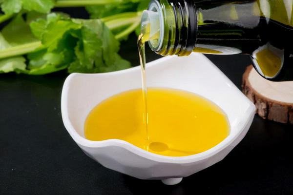 最不健康的油是什麼油？大豆油嗎？醫生提醒：這兩種油平時要少吃