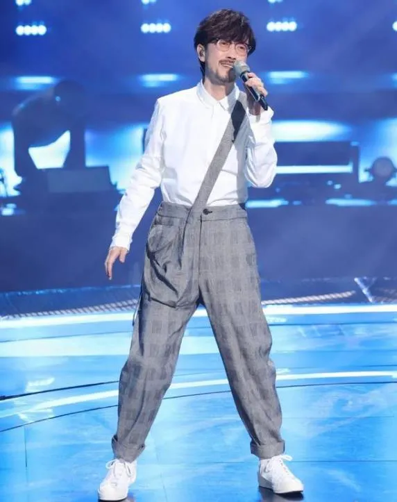 過氣歌手的窘況：縣城商演、被嘲“過氣老狗”，一地的尷尬與心酸