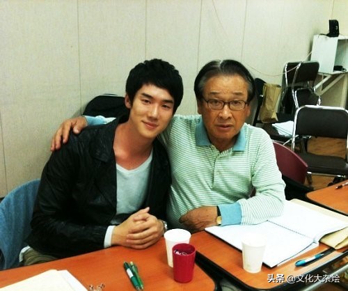 李順才:87歲高齡仍在演話劇,為了妻子刻意不拍吻戲 李順才:87歲高齡仍在演話劇,為了妻子刻意不拍吻戲