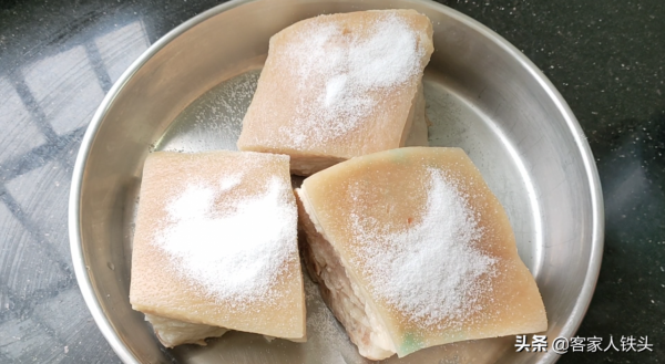 五花肉最好吃的做法，加1個香芋，客家人待客都愛做它，好吃過癮