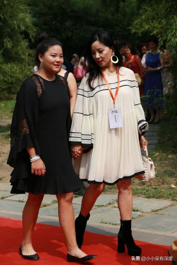 胡澤紅近況，她身材略有些發福，但依舊可以看出當年惜春的影子