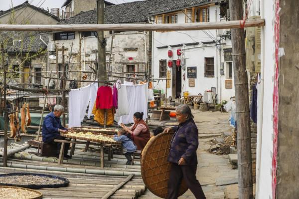 俗話說“造屋不造山脊首”,這座村莊為何偏建在險峻的山脊上? 俗話說“造屋不造山脊首”,這座村莊為何偏建在險峻的山脊上?