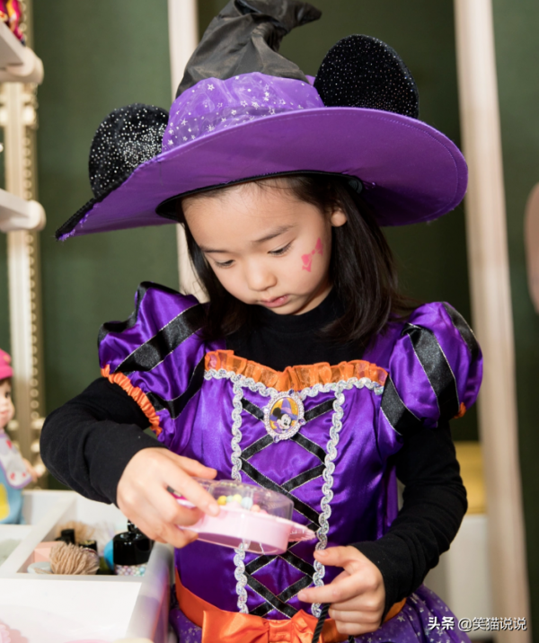 萬聖節打扮:朱珠女兒扮孔雀,何超蓮侄女扮南瓜,董璇女兒扮女巫 萬聖節打扮:朱珠女兒扮孔雀,何超蓮侄女扮南瓜,董璇女兒扮女巫