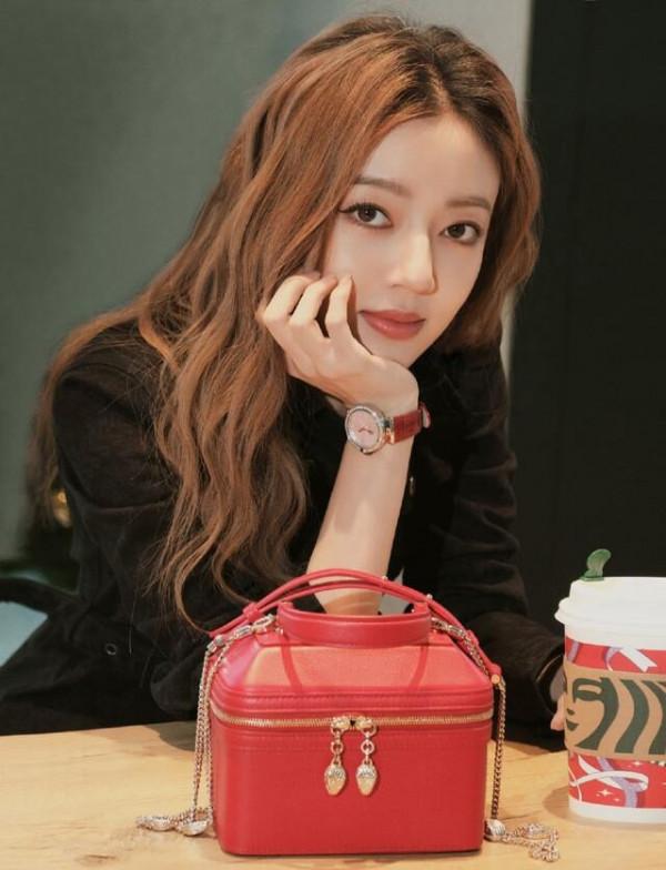 於正力捧5年都不火，有顏有身材的何瑞賢，基礎款也能穿得很驚豔