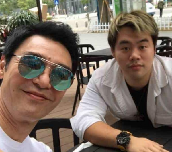 鍾鎮濤32歲兒子減肥成功，顏值提升像極了章小蕙，還迎來了愛情