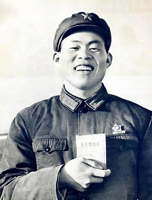 捨命救數百人,被譽為毛主席的好戰士,看救人英雄年四旺的一生 捨命救數百人,被譽為毛主席的好戰士,看救人英雄年四旺的一生