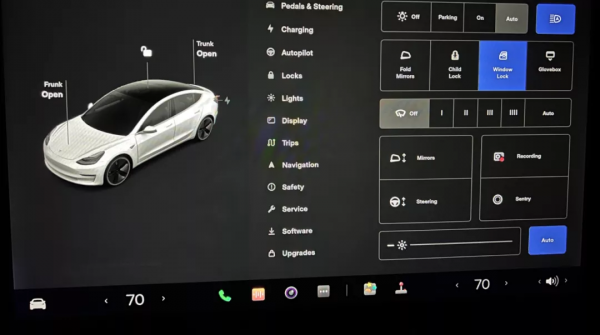 特斯拉「聖誕節」車機更新來了，新 UI、燈光秀、盲點攝像頭等