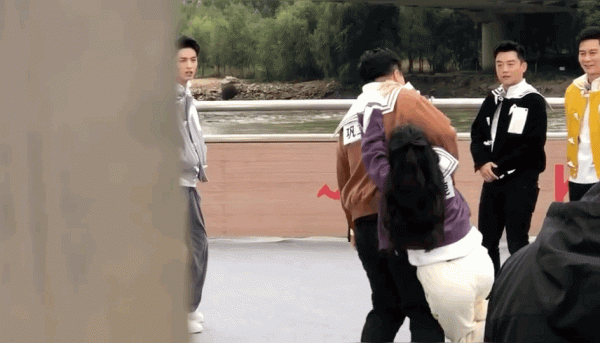 《跑男團》蘭州錄製，沙溢大方請市民吃牛肉麵，網友：玩遊戲輸了