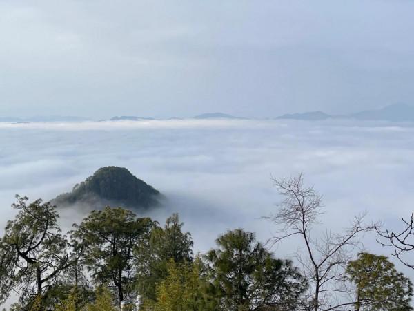 登雲峰山“追雪”
