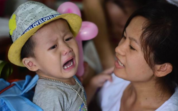 孩子哭著說“不想上幼兒園”，別打罵，試試這3個方法，親測有效