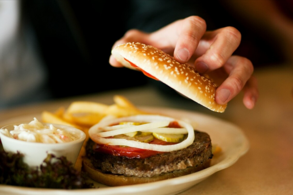 想要減肥，這些7類&OpenCurlyDoubleQuote;食物&rdquo;要少吃，3大標準判斷自己是否肥胖