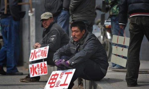 一邊是延遲退休，一邊是禁用xx歲工人，農民工要咋辦？