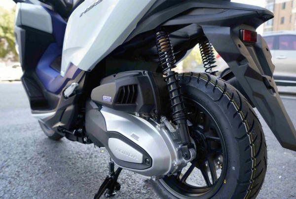 本田進口大踏板NSS 350，水冷引擎29.2馬力，可上班代步長途摩旅