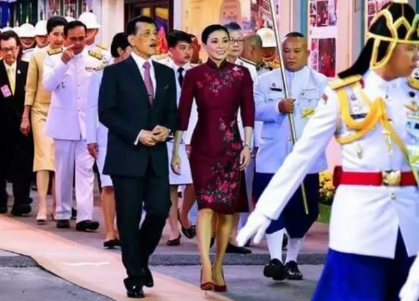 西班牙王后愛穿中國風,摩納哥王妃是旗袍控,泰國前總理愛穿唐裝 西班牙王后愛穿中國風,摩納哥王妃是旗袍控,泰國前總理愛穿唐裝