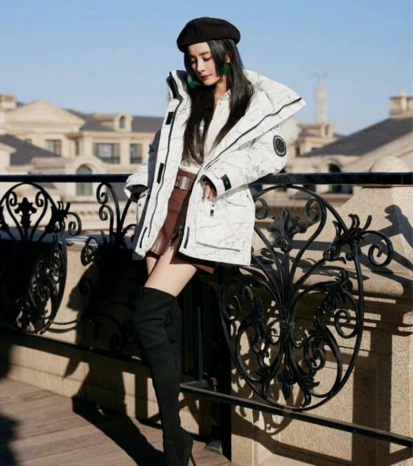 楊冪引領新風潮!挑染公主切配貝雷帽造型封神,美腿秀得停不下來 楊冪引領新風潮!挑染公主切配貝雷帽造型封神,美腿秀得停不下來