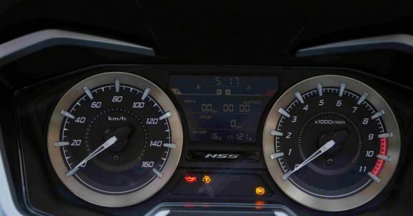 本田進口大踏板NSS 350，水冷引擎29.2馬力，可上班代步長途摩旅