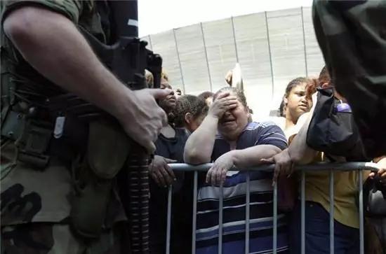 中國軍隊救災怎麼不佩戴武器，外國網友的問題我們應該怎麼回答？