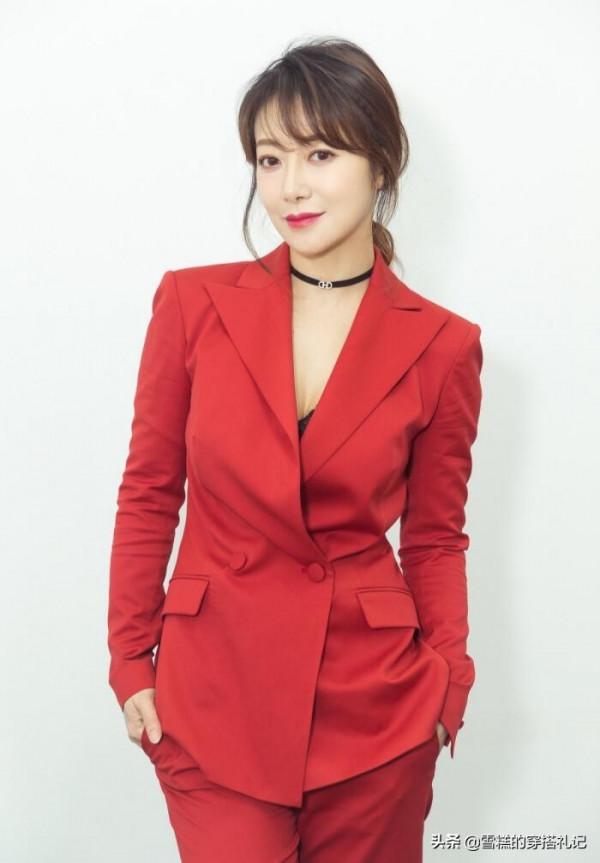 女人過了40，別刻意裝嫩！這3種打扮要不得，讓人笑話還沒氣質