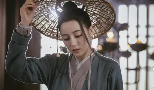 5位“遭霸凌”的明星，熱巴被一腳踢進臭水溝，向佐竟被14人圍毆